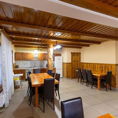 Villa Conacul De Sub Munte Novaci-Străini Exterior foto