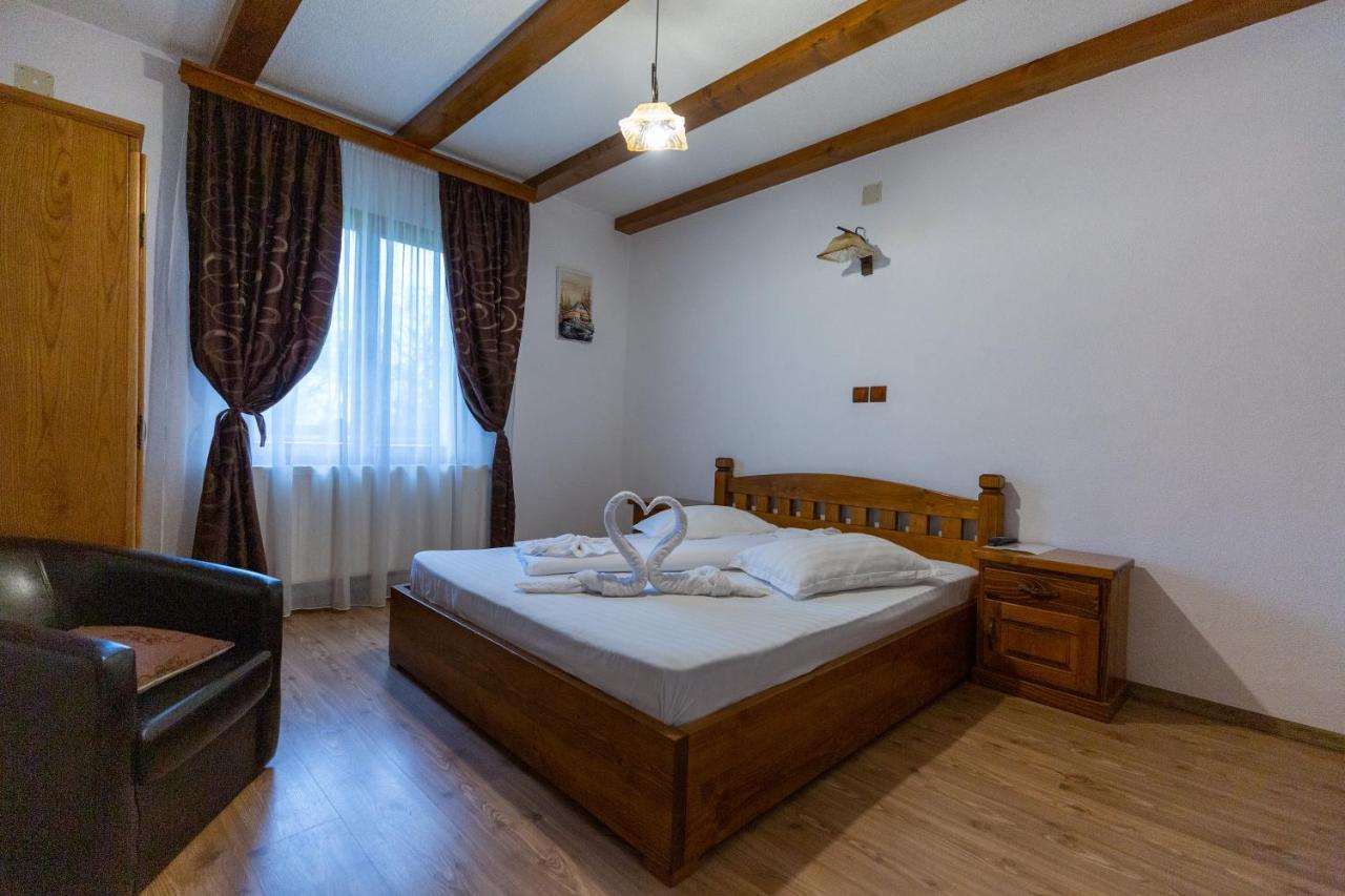 Villa Conacul De Sub Munte Novaci-Străini Exterior foto