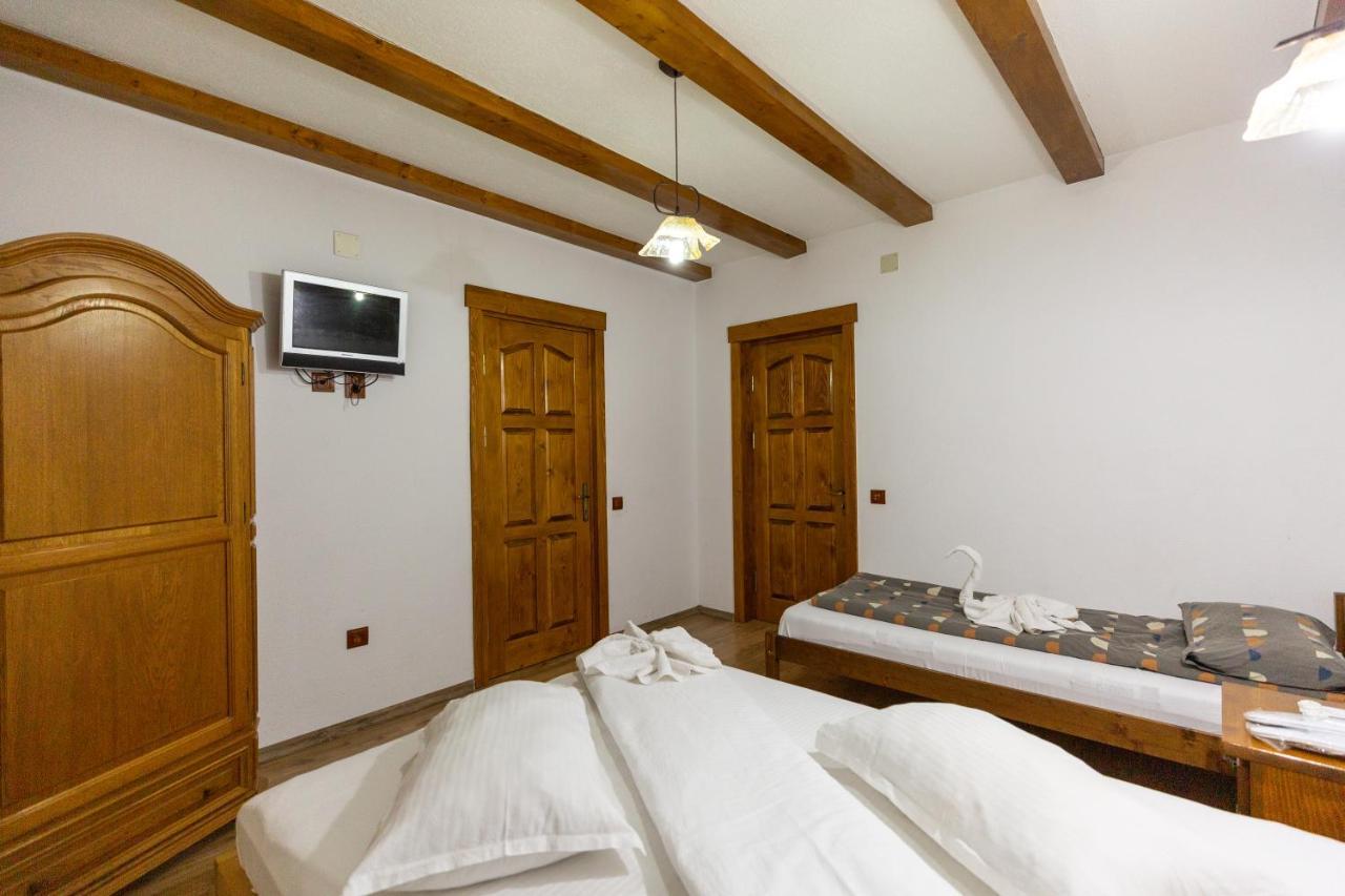 Villa Conacul De Sub Munte Novaci-Străini Exterior foto