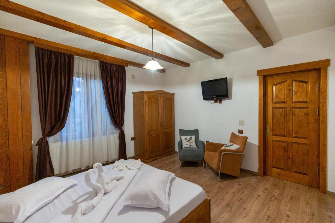 Villa Conacul De Sub Munte Novaci-Străini Exterior foto