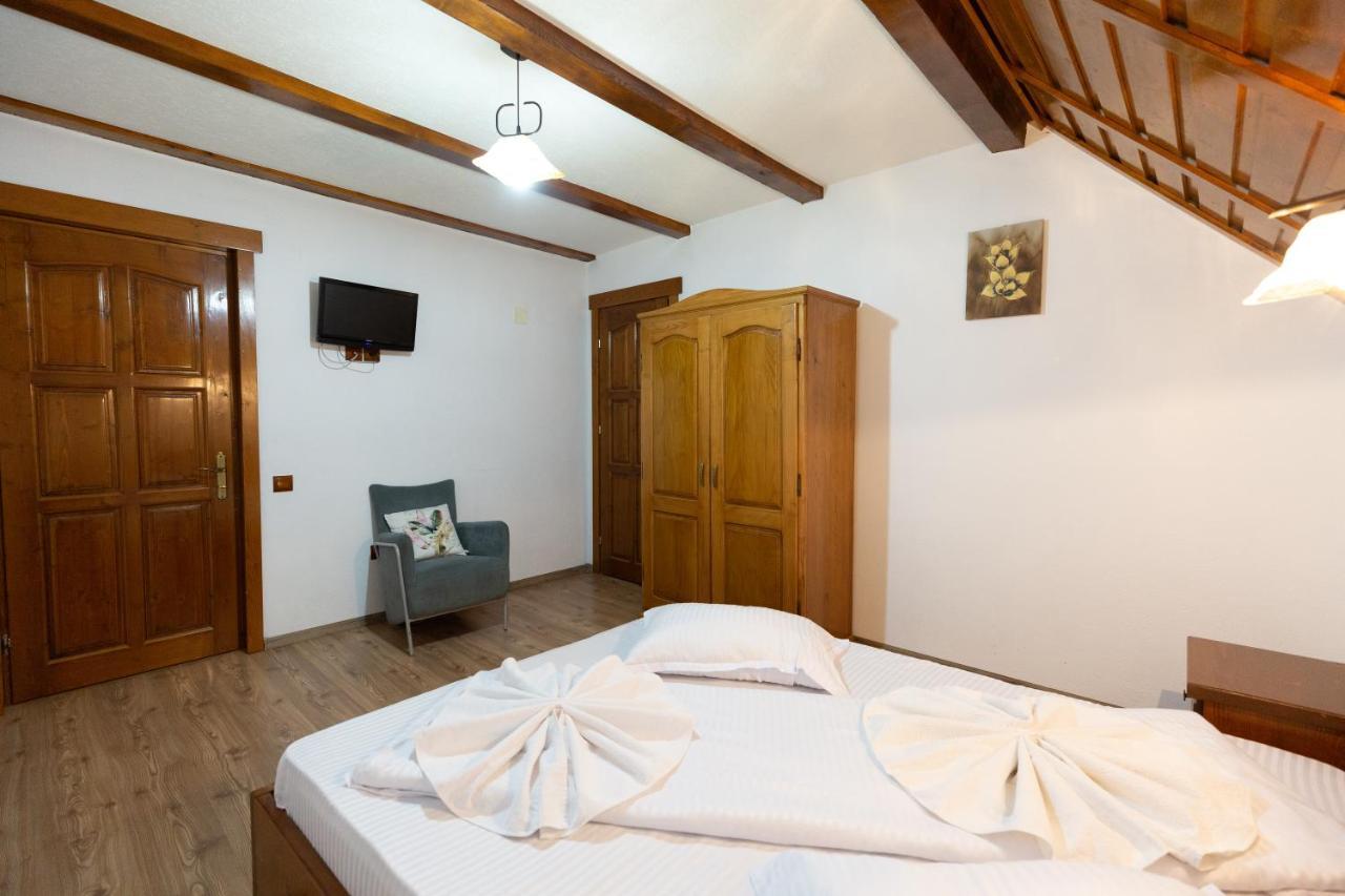 Villa Conacul De Sub Munte Novaci-Străini Exterior foto
