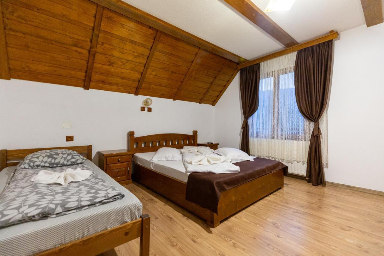 Villa Conacul De Sub Munte Novaci-Străini Exterior foto