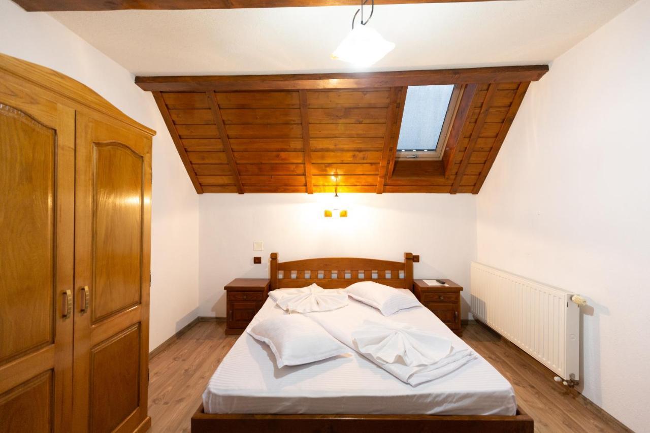 Villa Conacul De Sub Munte Novaci-Străini Exterior foto