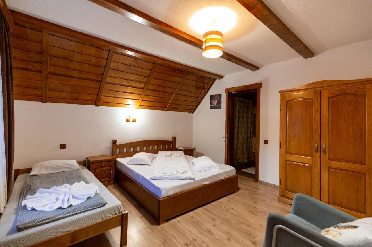 Villa Conacul De Sub Munte Novaci-Străini Exterior foto