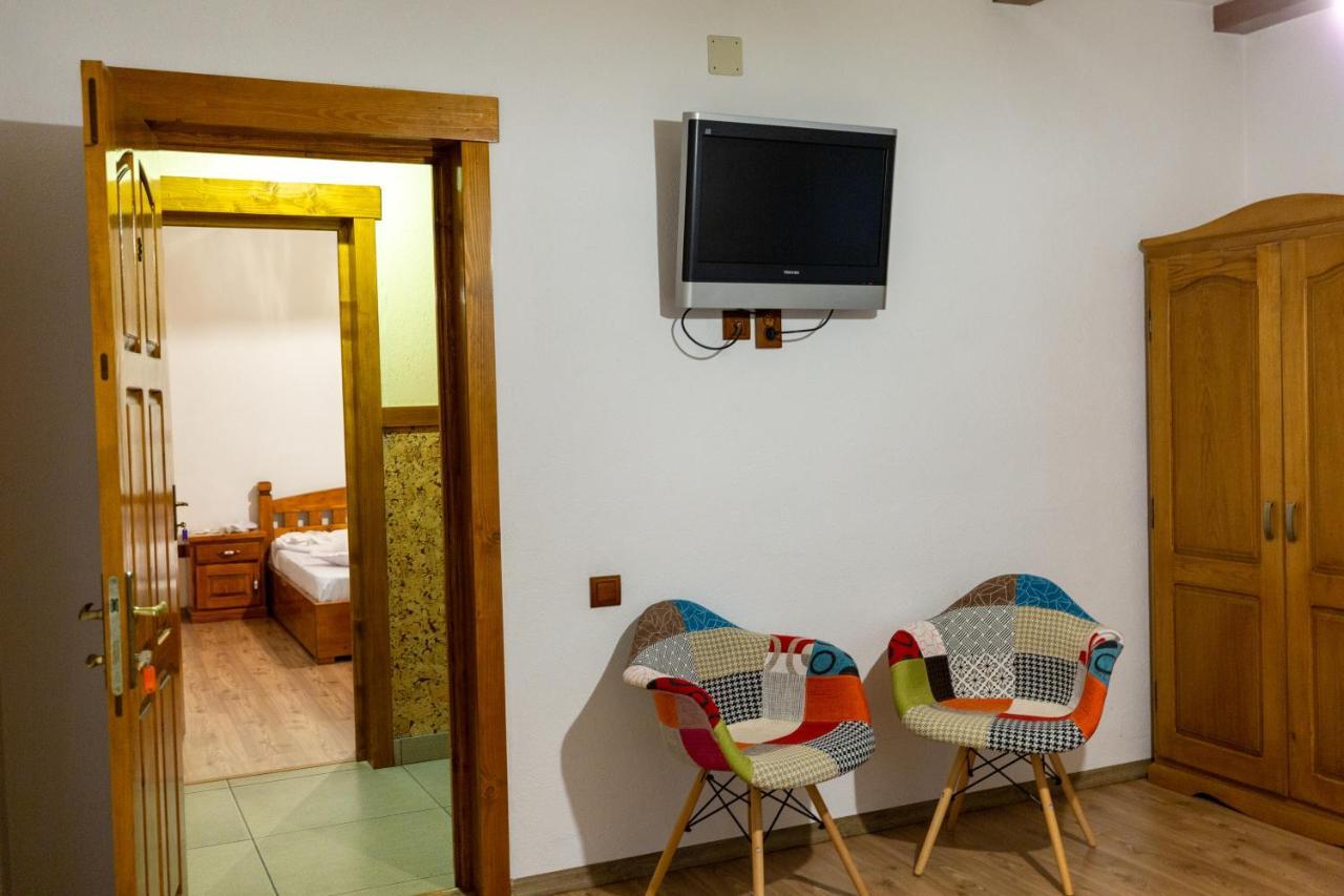 Villa Conacul De Sub Munte Novaci-Străini Exterior foto