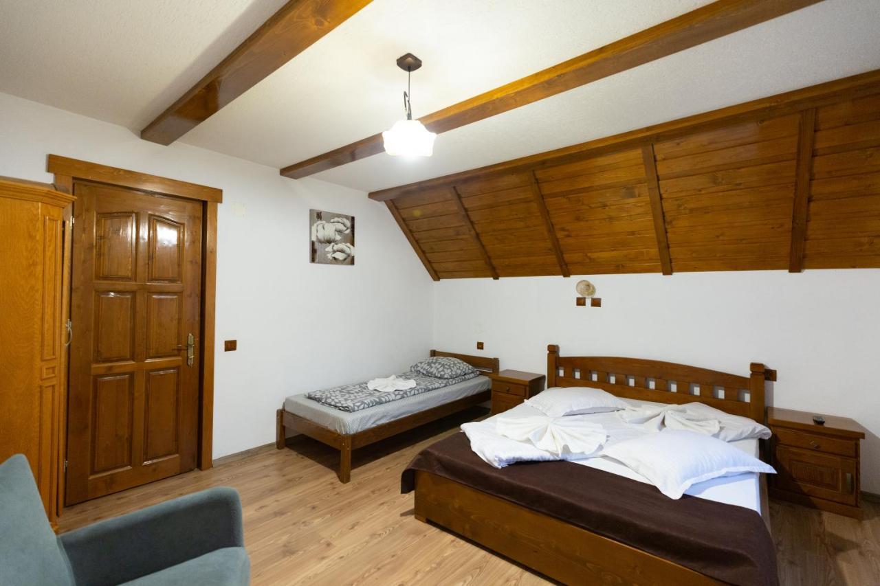 Villa Conacul De Sub Munte Novaci-Străini Exterior foto