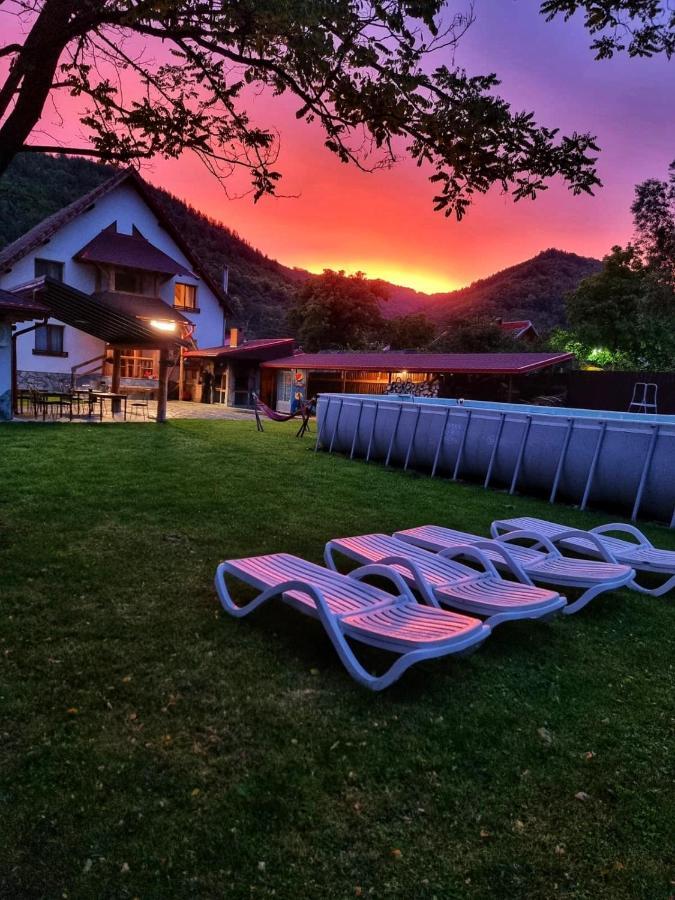 Villa Conacul De Sub Munte Novaci-Străini Exterior foto