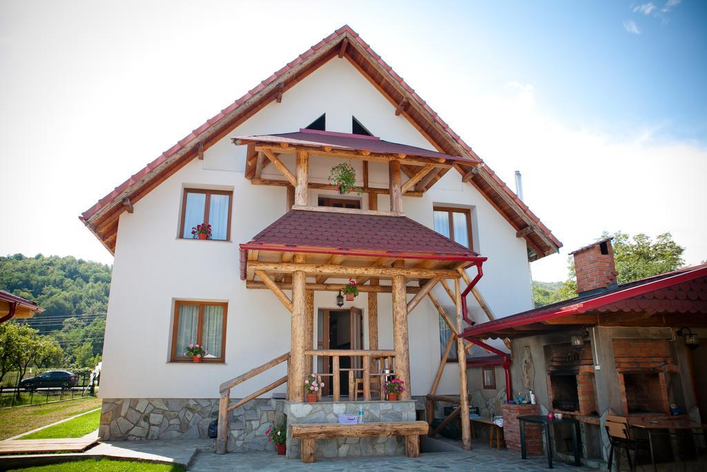 Villa Conacul De Sub Munte Novaci-Străini Exterior foto