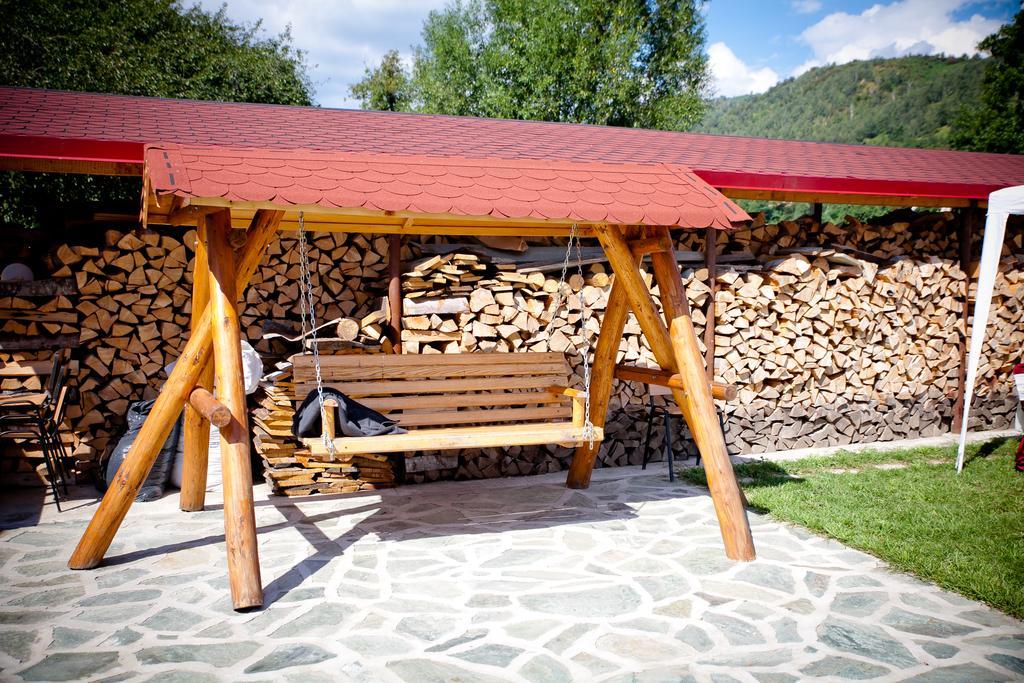 Villa Conacul De Sub Munte Novaci-Străini Exterior foto