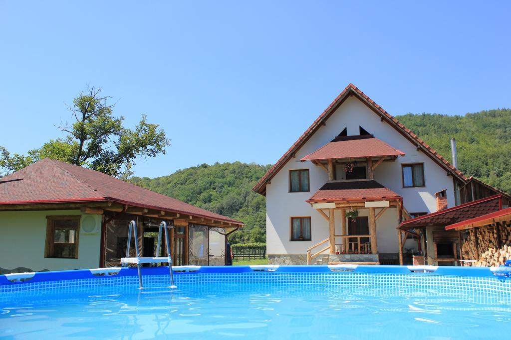 Villa Conacul De Sub Munte Novaci-Străini Exterior foto