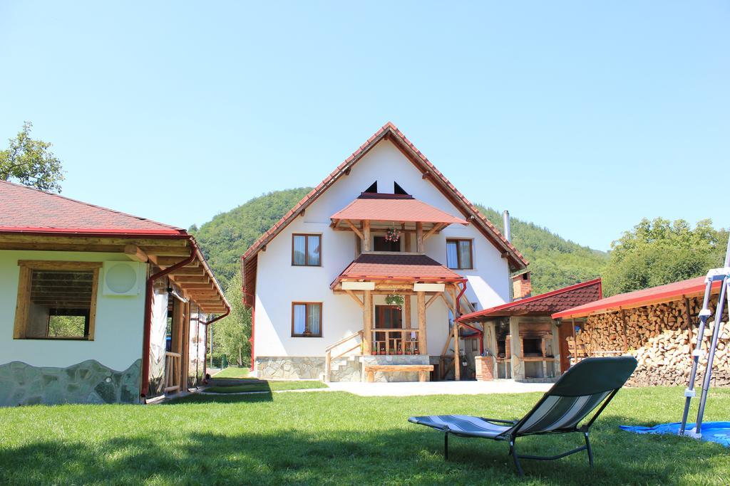 Villa Conacul De Sub Munte Novaci-Străini Exterior foto