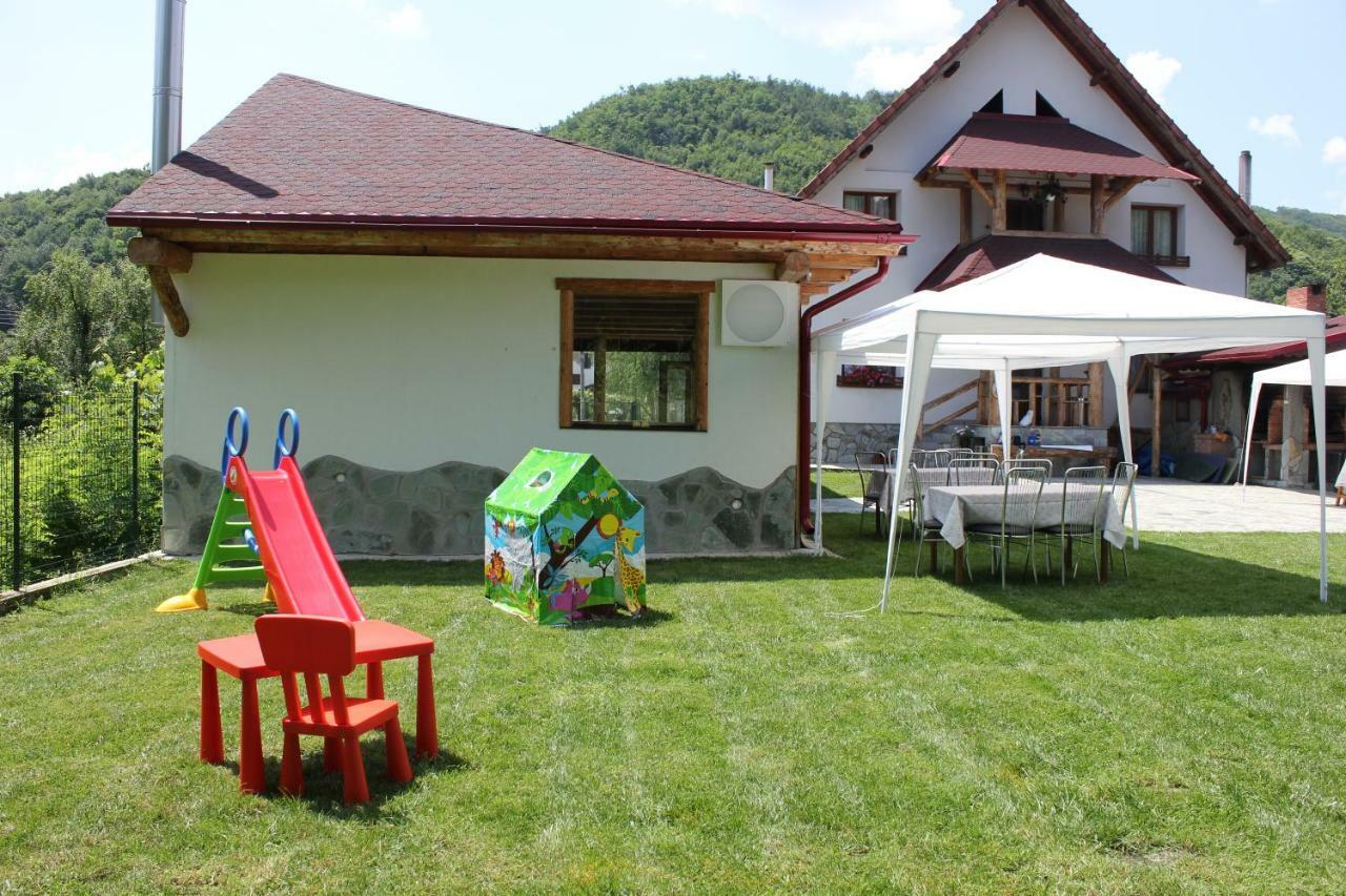 Villa Conacul De Sub Munte Novaci-Străini Exterior foto